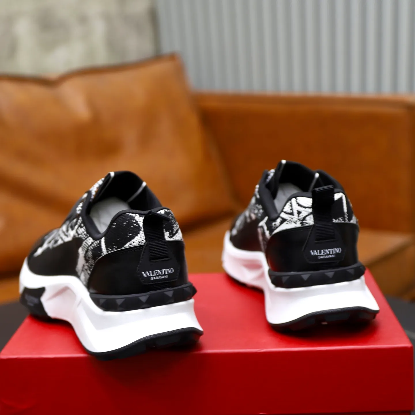 Ex-factory price: 520💰VALENTINO/Valentino Men's latest low-cut thick-soled sports shoes are shipped. Made with heavy industry, men's fine casual sports shoes, versatile style. Original leather, rubber lines embellished with geometric segmented uppers, hand-sewn with fine craftsmanship, novel and fashionable style, rubber soles with rivet details on the front and back, VALENTINO GARAVANI LOGO printed on the side, and Valentino Garavani decorative inlay on the tongue. Logo, comfortable, breathable and durable on the feet! Comes with full original packaging! Code number: 38-39-40-41-42-43-44 (45 can be customized)